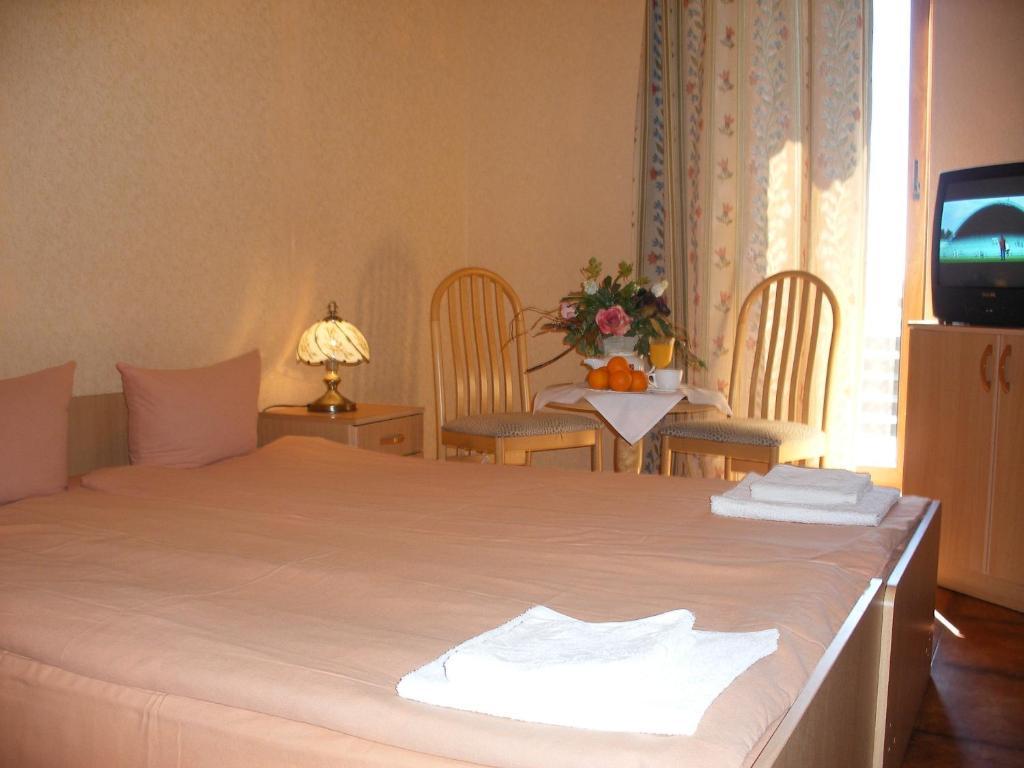 Tvirtove Prie Didziulio Hotel Dėdeliškės Стая снимка